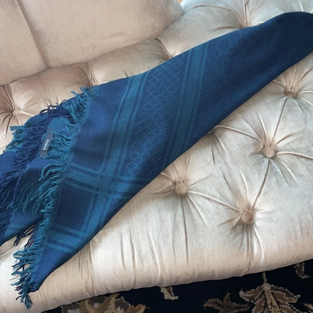 Authentic gucci scarf (unisex)